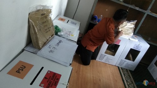 Petugas KPU Kota Malang tengah mempersiapkan logistik untuk kebutuhan pemungutan suara ulang. (Foto: Nurlayla Ratri/MalangTIMES)