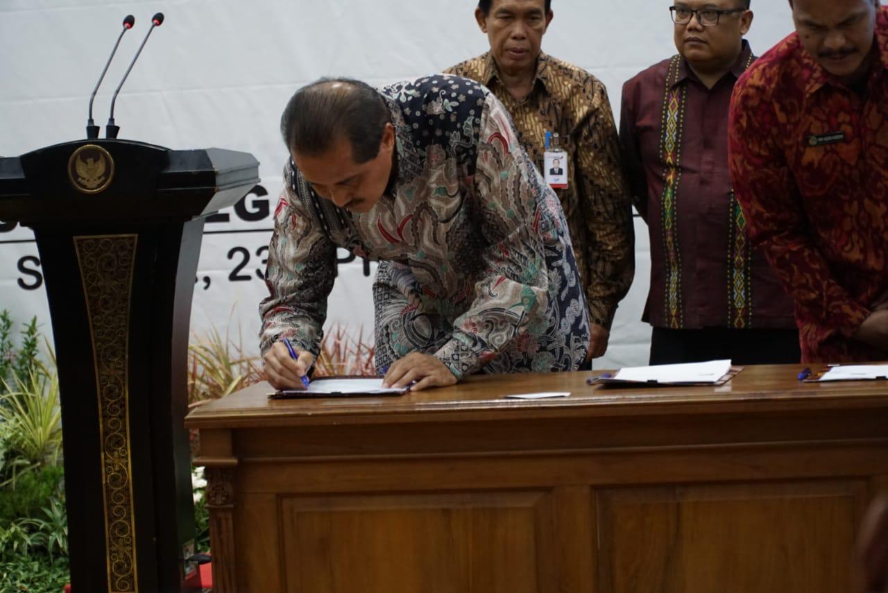 Plh wali kota Kediri bersama 37 bupati/wali kota se-Jatim tanda tangani nota kesepahaman dan perjanjian kerja sama. (Istimewa)