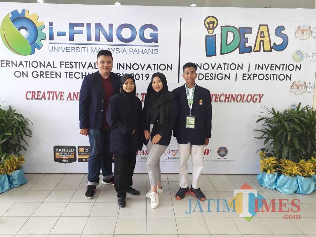 Siswa siswi SMKN 6 peneliti Utilizing Plastic Bottle Waste to Replace Brick yang berhasil meraih bronze medal di Malaysia. (Foto: Imarotul Izzah/MalangTIMES)