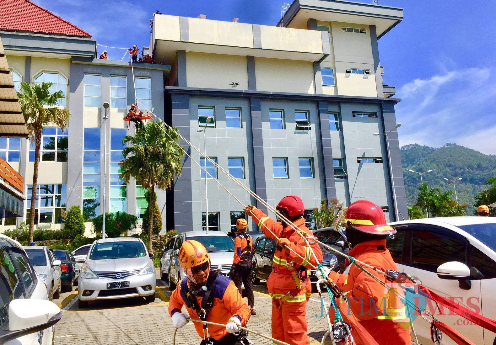 Petugas saat melakukan evakuasi korban bencana di Balai Kota Among Tani, Kamis (25/4/2019). (Foto: Irsya Richa/MalangTIMES)