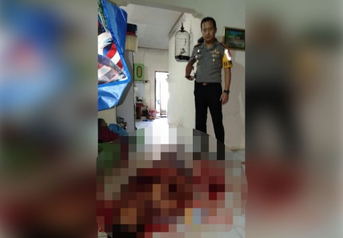 Kapolres Jember saat memantau proses olah TKP di rumah korban. (foto : istimewa / Jatim TIMES)