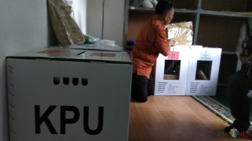 Persiapan logistik pemungutan suara ulang di kantor KPU Kota Malang. (Foto: Nurlayla Ratri/MalangTIMES)