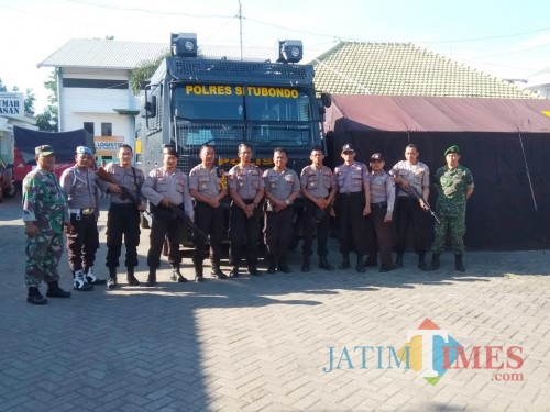 Personel gabungan saat menjaga gudang logistik KPU Situbondo (Foto: Heru Hartanto/ SitubondoTIMES)