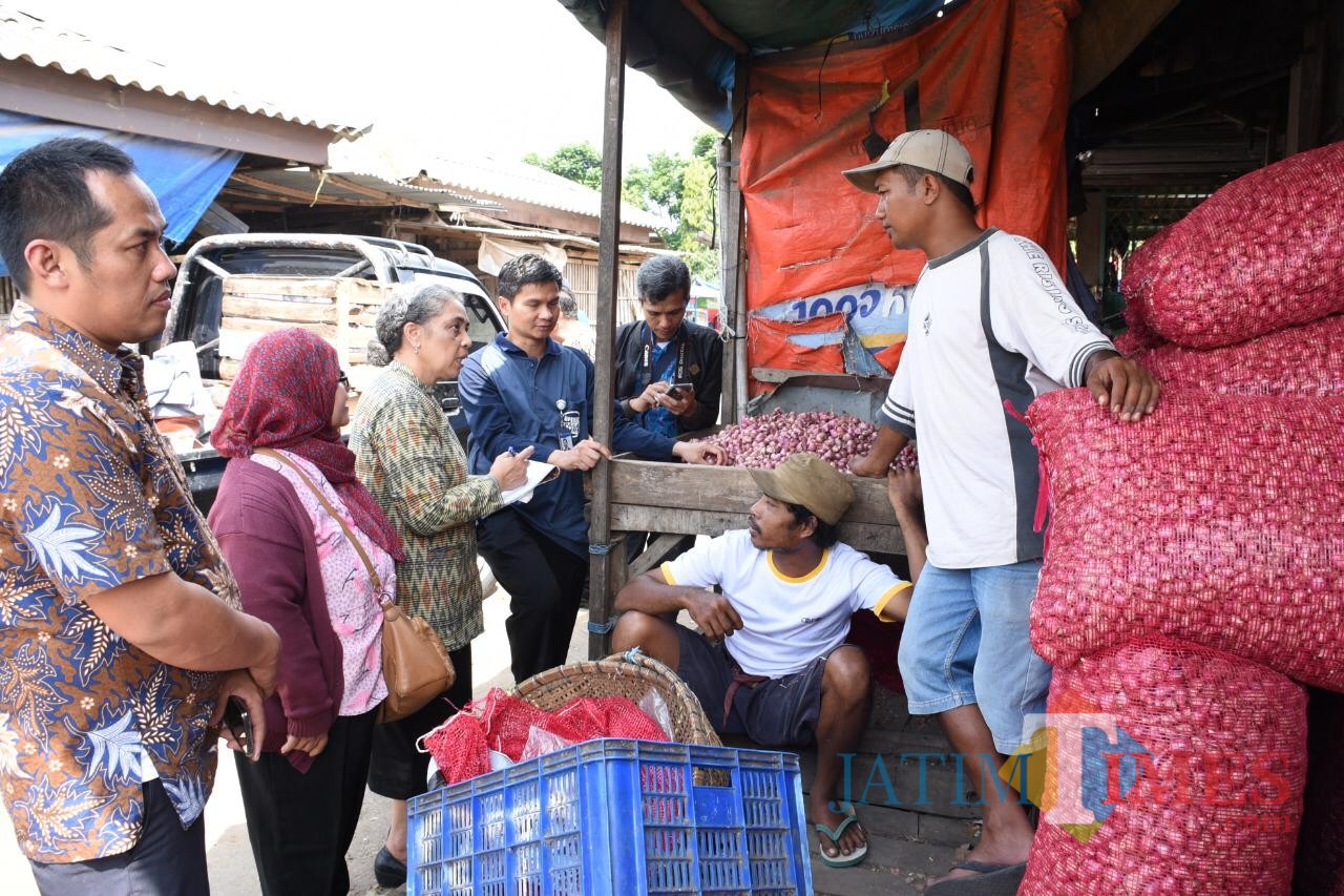 Tim TPID Kota Kediri saat gelar sidak di pasar grosir. (eko Arif s /JatimTimes)