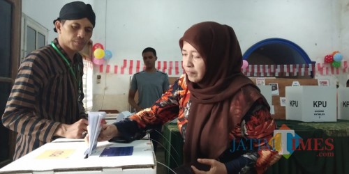 Warga yang terdaftar di TPS 17 Kelurahan Sukoharjo, Kota Malang, melakukan pemungutan suara ulang. (Foto: Nurlayla Ratri/MalangTIMES)