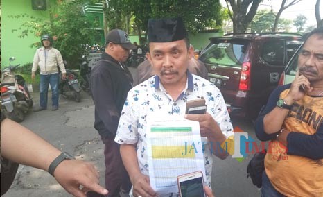Pujianto saat menunjukan rekap pergeseran suara di beberapa TPS (Anggara Sudiongko/MalangTIMES)