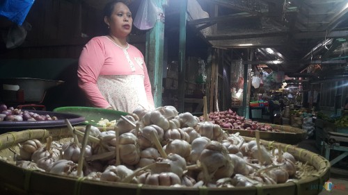 Salah satu pedagang bawang putih di Pasar Baru Kota Probolinggo (Agus Salam/Jatim TIMES)