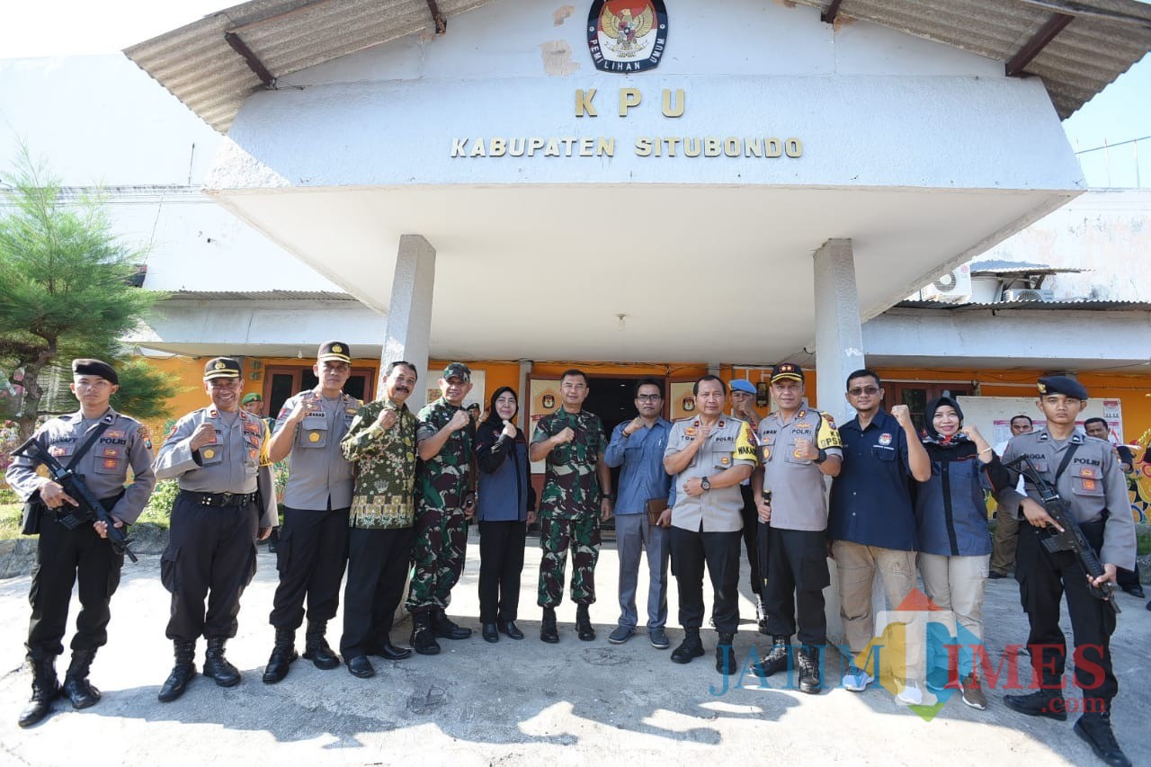 Wakapolda Jatim, Kasdam V/Brawijaya, Kapolres, Dandim, Ketua KPU dan Panwaskab Situbondo foto bersama seusai Tinjau Pengamanan di Kantor KPU Situbondo (Foto: Heru Hartanto/SitubondoTIMES)