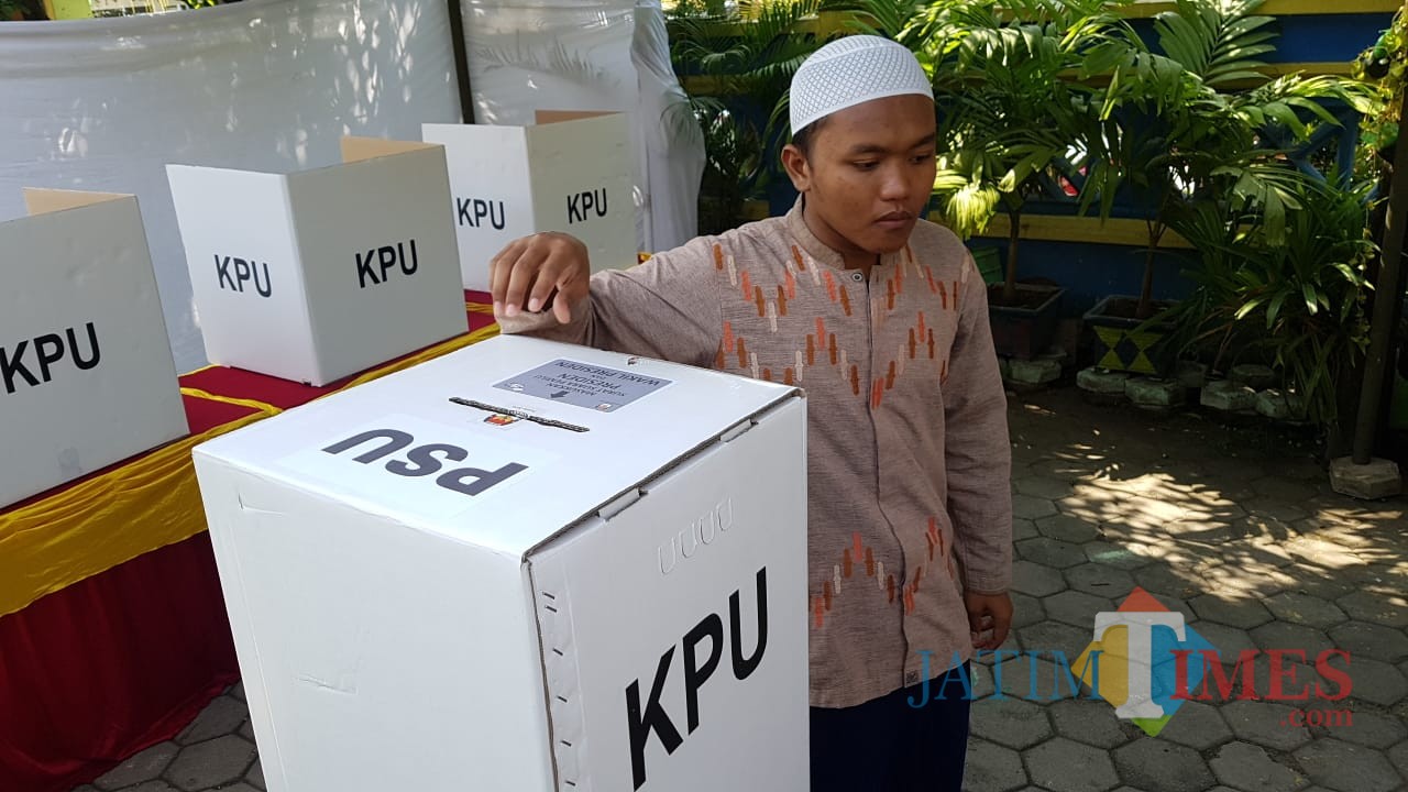 Coblos ulang di kompleks Ponpes Dalwa.