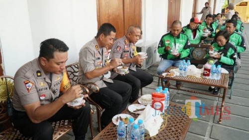 Kapolrestabes Surabaya Kombespol Rudi Setiawan ketika mengajak sarapan bareng Didik Suyono