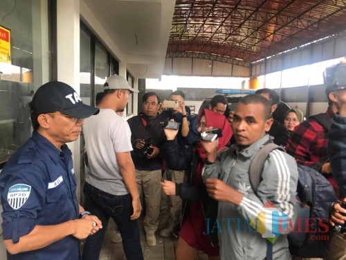 Kepala BP2D Kota Malang Ade Herawanto (kiri) saat bersama awak media. (Foto: Humas Pemkot Malang for MalangTIMES)