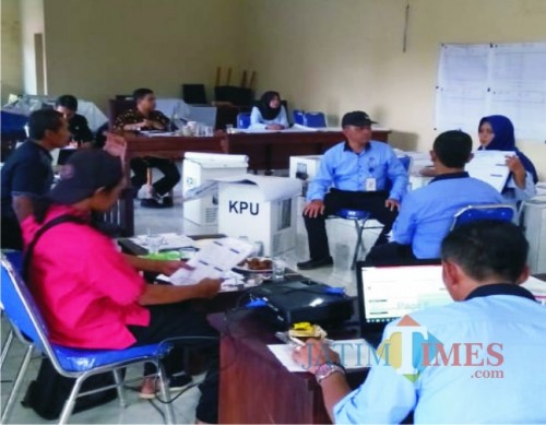 Proses rekapitulasi surat suara di wilayah Kromengan. Dimana Paslon 01 menang mutlak dari paslon 02 (Foto: Nana/ MalangTIMES)