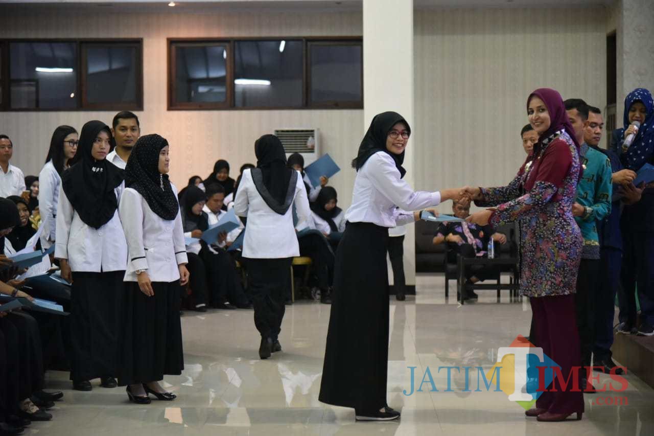 Ratusan CPNS di Jember saat menerima SK CPNS dari Bupati Jember (foto : izza / JatimTIMES)