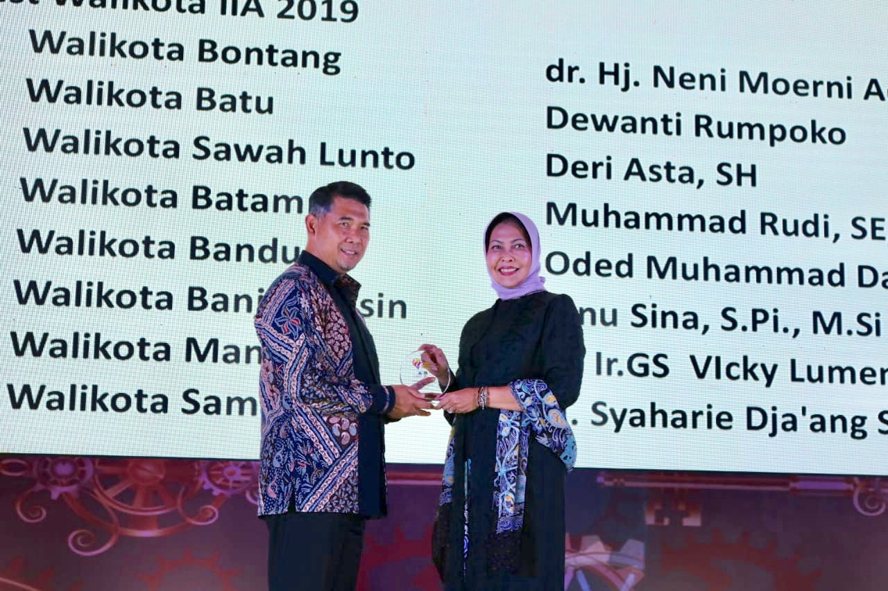 Wali Kota Batu saat menerima penghargaan di Grand Ballroom The Fairmont Hotel Jakarta, Kamis (25/4/2019). (Foto: istimewa)