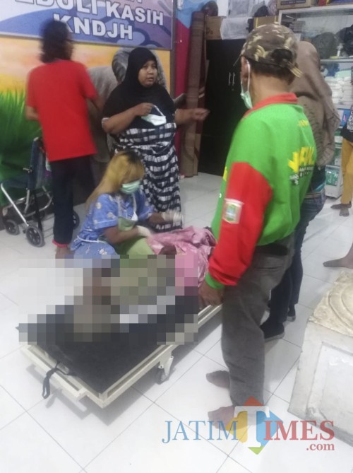 Proses evakuasi Rames, korban kebiadaban anak durhaka saat dievakuasi ke yayasan sosial, Kecamatan Karangploso (Foto : Polsek Karangploso for MalangTIMES)