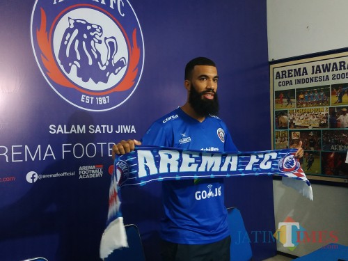 Striker asing baru Arema FC, Sylvano Comvalius (Hendra Saputra)