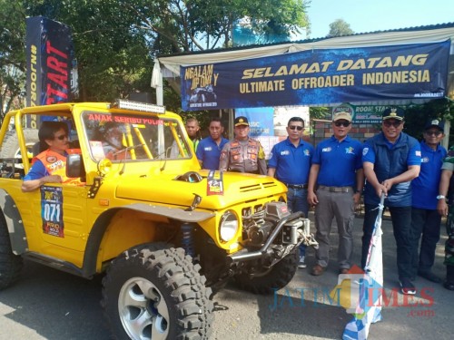 Wakil Wali Kota Malang Sofyan Edi Jarwoko saat memberangkatkan peserta Country Road Malang. (Foto: Humas Pemkot Malang for MalangTIMES)