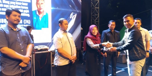 Wartawan MalangTIMES (hijab merah) Pipit Anggraeni saat menerima penghargaan dalam acara Lomba Jurnalistik Sadar Pajak BP2D Kota Malang, Sabtu (28/4/2019) malam. (Istimewa).
