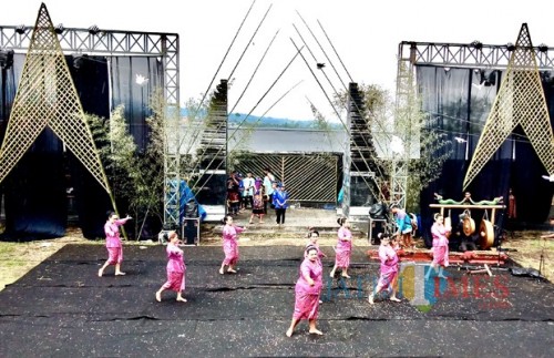 Penampilan sanduk dalam Festival Brantas 2019, Minggu (28/4/2019) (Foto: Irsya Richa/MalangTIMES)