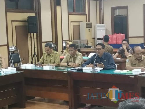 Dua dari kanan: Kepala DPKPCK Kabupaten Malang Wahyu Hidayat saat rapat pembahasan akhir Ranperda RDTR Singosari di Surabaya (DPKPCK)