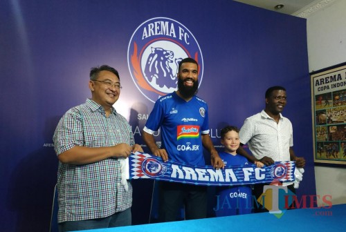 Sylvano Comvalius saat dikenalkan sebagai pemain Arema FC (foto: Hendra Saputra/ MalangTIMES)