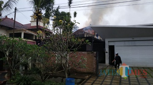 Kondisi rumah saat terbakar karena dipicu arus pendek di kawasan Kecamatan Dau (Foto : PPBK Kabupaten Malang for MalangTIMES)