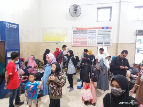 Para penumpang yang terpaksa harus gigit jari karena kereta batal berangkat (Anggara Sudiongko/MalangTIMES)