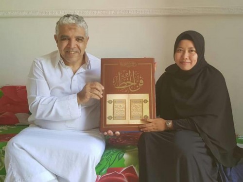Fitria Dewi Masyitoh saat menerima hadiah langsung dari Syeikh Belaid Hamidi Master Khat Internasional dari Maroko di Jakarta, Senin (22/4). (Foto: Humas).