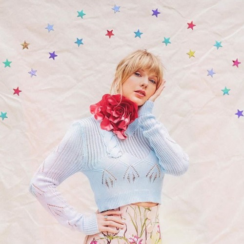 Taylor Swift menggunakan kalung mawar merah karya desainer Indonesia. (Foto: instagram @taylorswift)