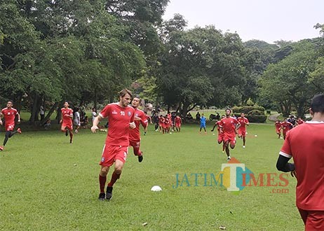 Pemain Arema FC ketika menjalani latihan fisik. (Hendra Saputra)