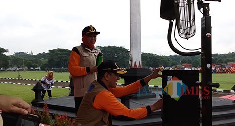 Gubernur Jatim Khofifah Indar Parawansa bersama Kepala Badan Nasional Penanggulangan Bencana (BNPB) Letjen Doni Monardo secara simbolis mengisi air ke dalam tumbler untuk memerangi sampah plastik. (Pipit Anggraeni/MalangTIMES).