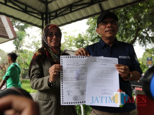 Plt Dirut PD RPH Kota Malang Ade Herawanto saat melakukan sosialisasi daging berkualitas ASUH. (Foto: Nurlayla Ratri/MalangTIMES)