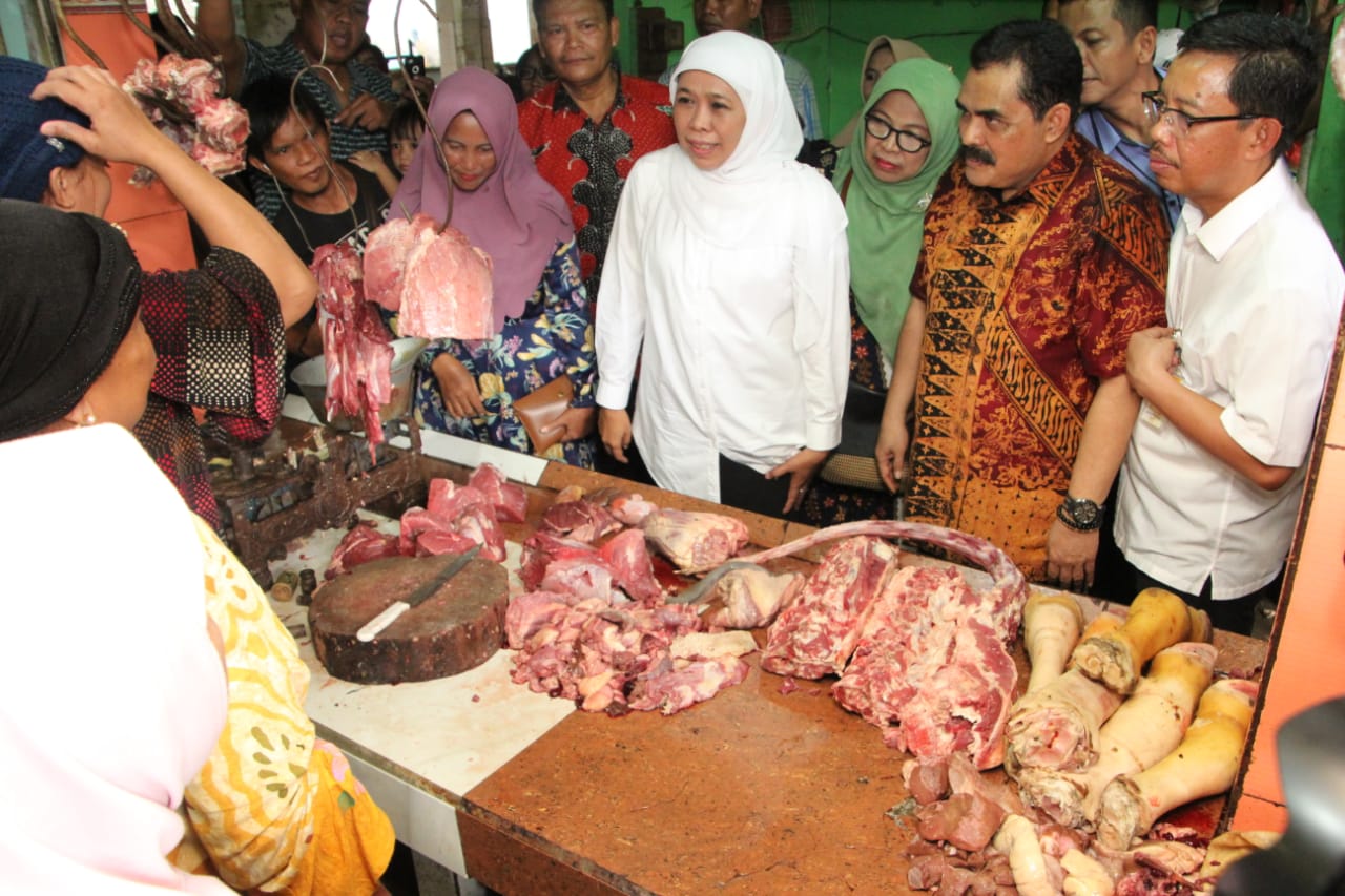 Gubernur Jatim Khofifah ketika melakukan sidak di pasar