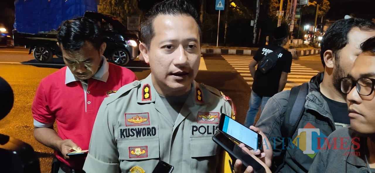 Kapolres Jember AKBP Kusworo Wibowo saat diwawancarai wartawan terkait insiden KPU versus Bawaslu. (foto : Moh. Ali Makrus / Jatim TIMES)