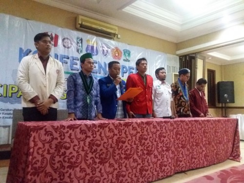 Aliansi Mahasiswa Jatim ketika mendeklarasikan pernyataan sikapnya.