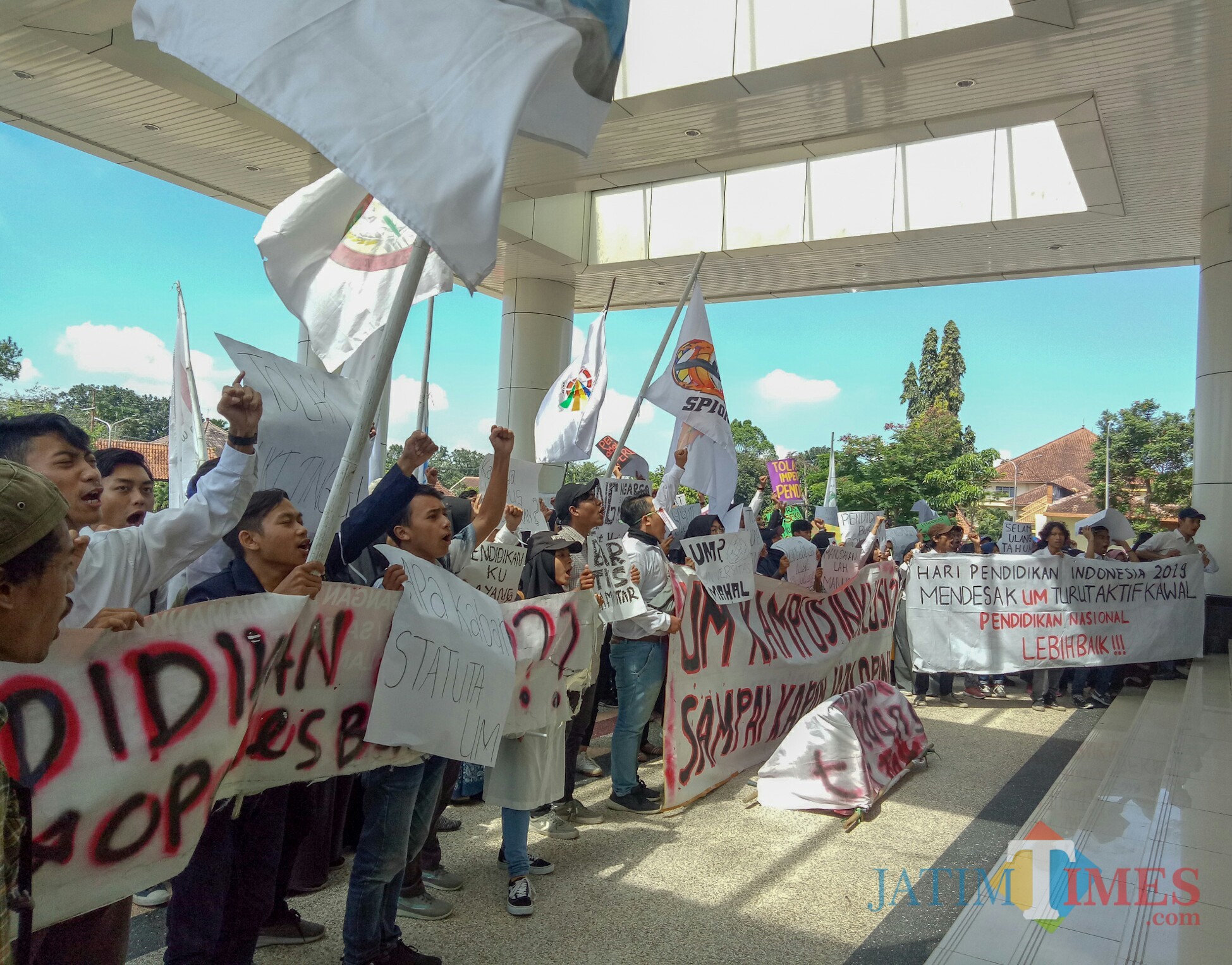 Aliansi Mahasiswa Universitas Negeri Malang (UM) saat beraksi di depan Graha Rektorat UM. (Foto: Imarotul Izzah/MalangTIMES)