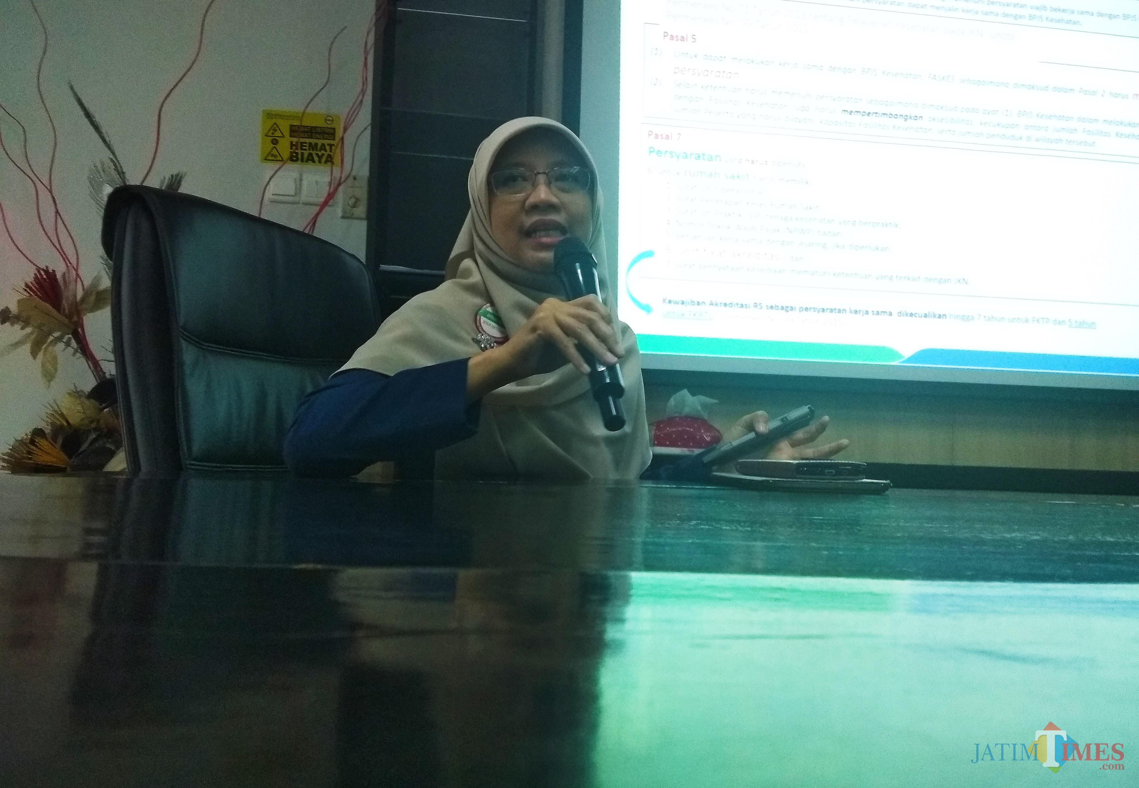Kepala BPJS Kesehatan Cabang Kediri Yessi Kumalasari saat konferensi pers di kantornya. (eko Arif s /JatimTimes)