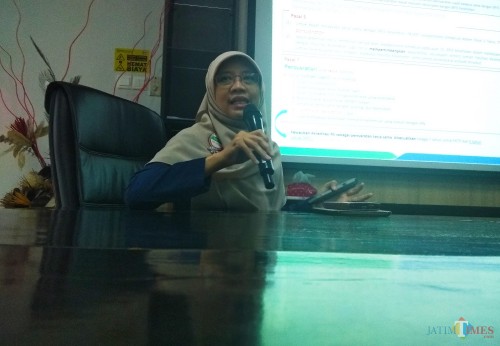 Kepala BPJS Kesehatan Cabang Kediri Yessi Kumalasari saat konferensi pers di kantornya. (eko Arif s /JatimTimes)