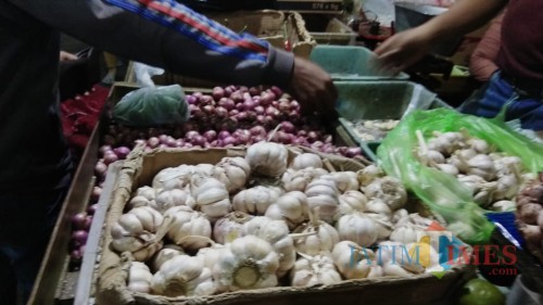 Pedagang dan pembeli mengeluhkan kenaikan harga bawang putih. (Foto: Nurlayla Ratri/MalangTIMES)