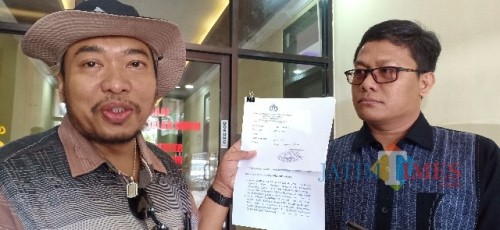 Gus Edi dan Amir Ma'ruf Khan, saat memberikan keterangan kepada awak media di Mapolres Banyuwangi
