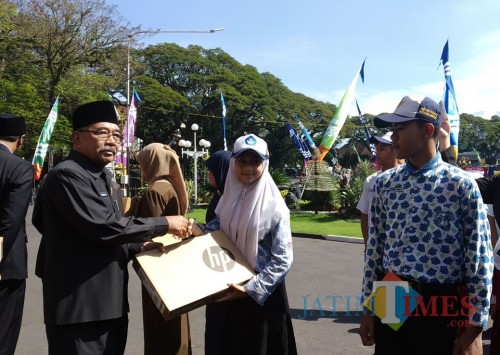 Pemenang Lomba website Journalist Camp menerima hadiah dari Mendikbud yang diserahkan oleh Ketua DPRD Kota Malang, Bambang Heri Susanto (foto: Pipit Anggraeni/MalangTIMES).