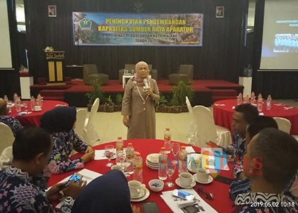 Suasana saat salah satu pemateri memberikan paparan di hadapan para pegawai Disdag Kota Malang (Foto: Anggara Sudiongko / MalangTIMES)