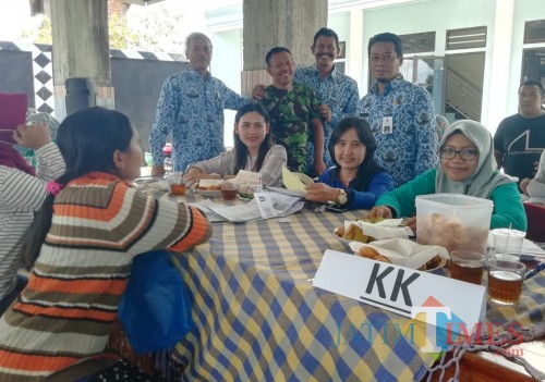 Pelayanan Jebol Anduk Dispendukcapil di Desa Jatikerto, Kromengan. Dalam foto (kanan berdiri) Shirath Aziez, Kades Jatikerto dan Babinsa desa serta petugas (Nana)