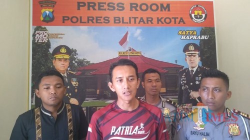 Polisi dan panitia Patria Night Run memberikan keterangan pers