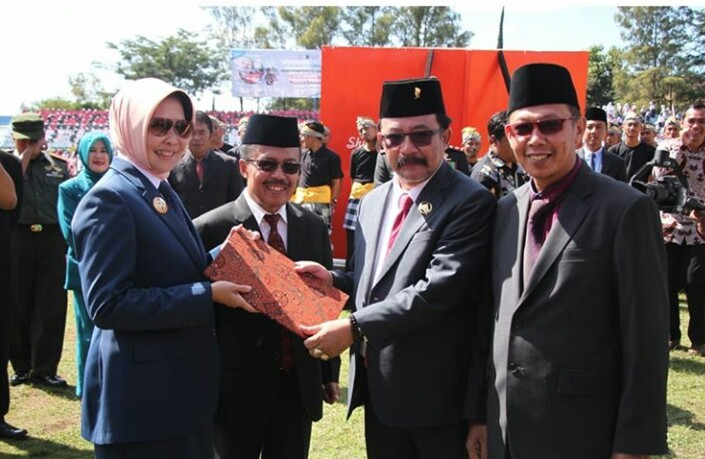 Wali Kota Batu Dewanti Rumpoko (pakai kerudung) menyerahkan cindera mata kepada Ketua DPRD Cahyo Edi Purnomo.