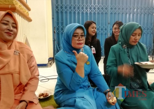 Tengah : Hj Jajuk Rendra Kresna saat menjadi tamu undangan Hardiknas 2019 (Nana)