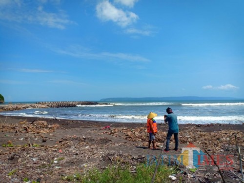 ilustrasi pantai Pancer lokasi korban terseret ombak