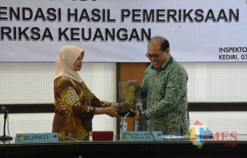 Bupati Kediri Hj Haryanti Sutrisno saat menghadiri sosialisasi BPK. (eko Arif s /JatimTimes)