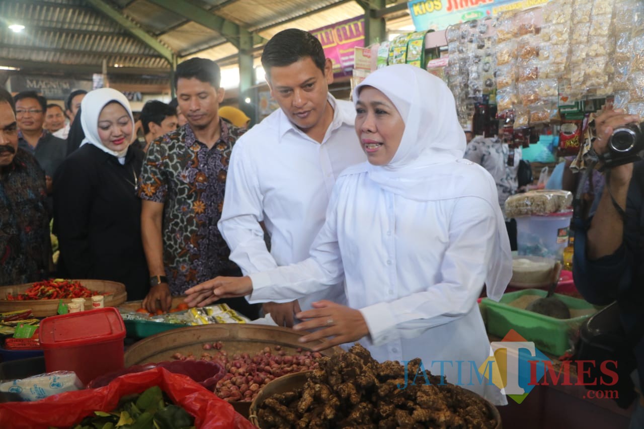 Gubernur Jatim didampingi Wali Kota Kediri sidak di pasar tradisional. (Eko Arif S /JatimTIMES)