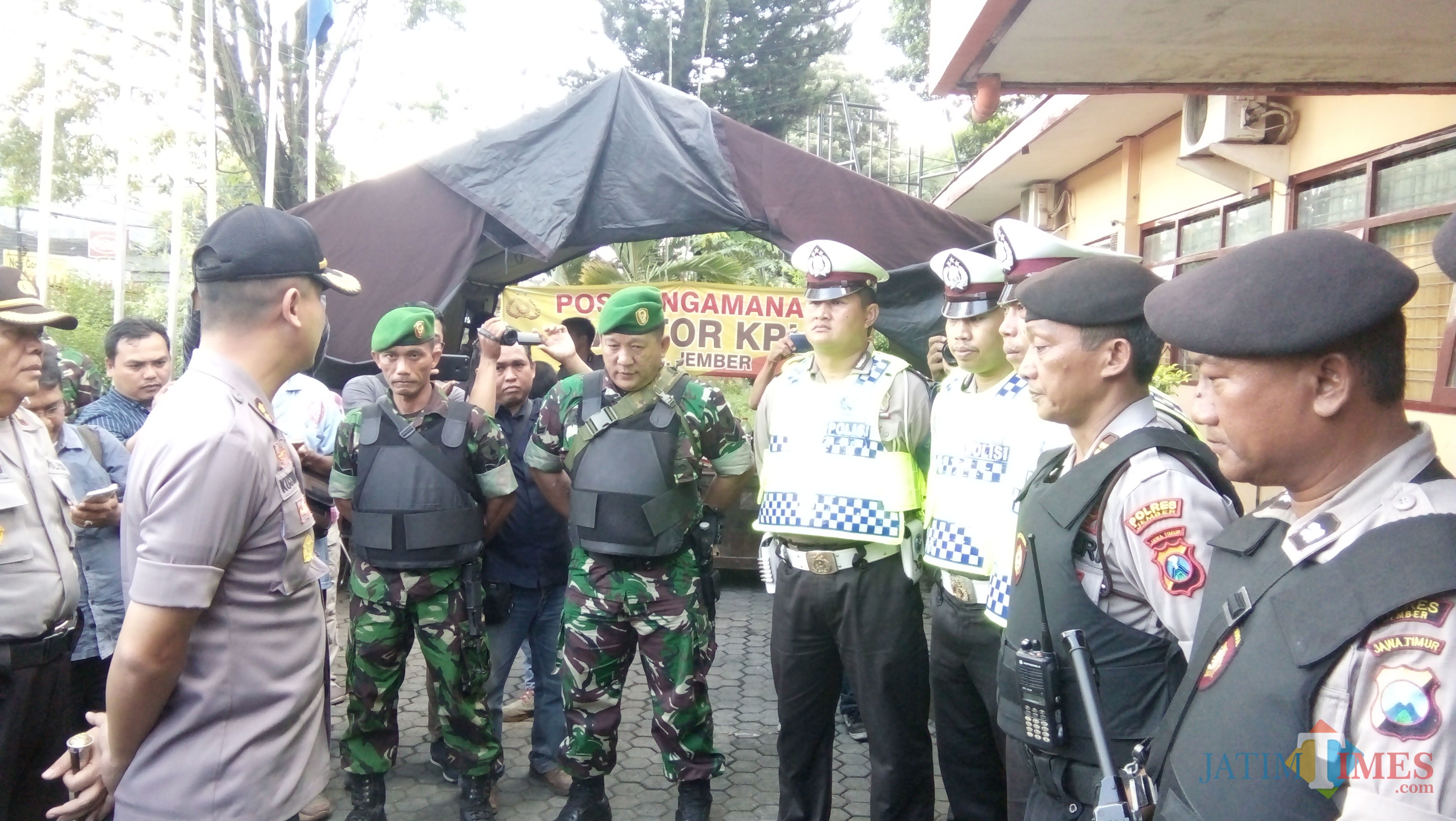 Kapolres Jember AKBP. Kusworo Wibowo saat memberikan APP kepada petugas pengawalan form DB1 dari Jember ke Surabaya (foto : Moh. Ali Makrus / JatimTIMES)
